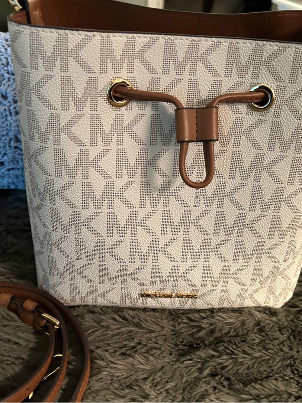 Michael Kors Cream Logo Bucket Shoulder Bag with Brown Trim - Picture 2 of 4